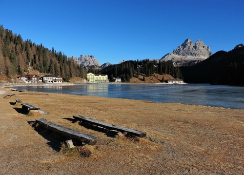 Immagine con panchine, lago, montagna, alberi, acqua, montagne, cielo