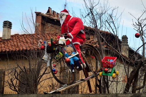 Immagine con natale, bicicletta, rosso, casa, giocattoli, babbo, bambola, carnevale