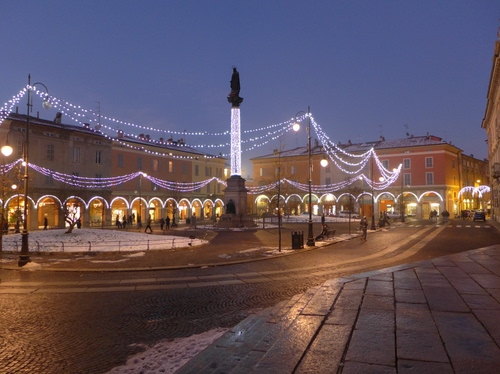 Immagine con piazza, luci, luminarie, archi, sera, portici, natale, colonna, obelisco