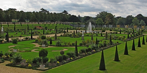 Immagine con verde, fontana, aiuole, alberi, prato, giardino, parco, piante