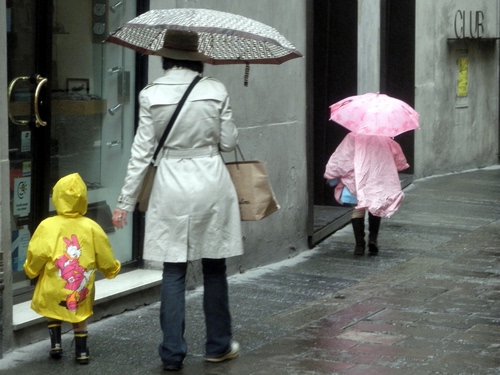 Immagine con pioggia, ombrelli, bambini, impermeabili, mamma, giallo, tre, strada, rosa, impermeabile