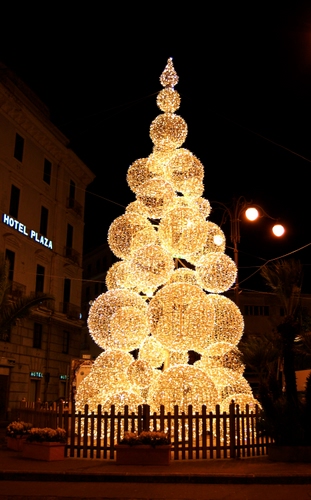 Immagine con albero, natale, luci, palle, sfere, piazza, hotel