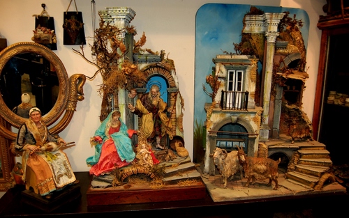 Immagine con presepe, statue, madonna, natale, statuine, colonne, scale, gesù, pecore, specchio, natività, scalini, colori, colonna