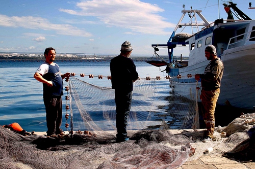 Immagine con mare, rete, pescatori, tre, peschereccio, uomini, reti, barca, pesca, porto, cielo