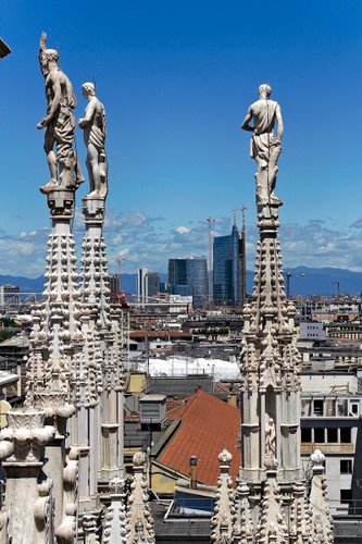 Immagine con statue, milano, grattacieli, duomo, guglie, panorama