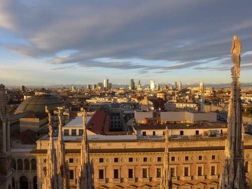 Immagine con nuvole, cielo, tetti, statue, grattacieli, città, guglie, panorama, finestre, palazzi, milano, duomo, cupola