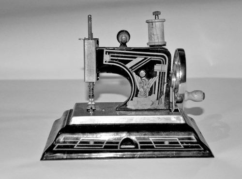 Immagine con macchina, cucire, manovella, bianconero, rocchetto, ago, spoletta, metallo, giocattolo, nero, bianco, angelo, cucito