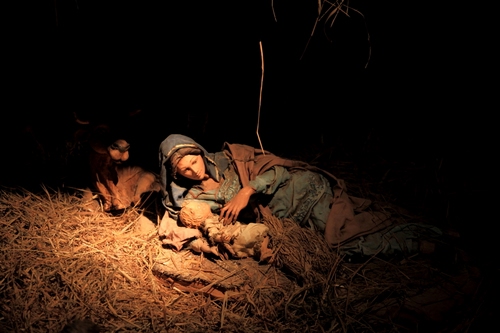 Immagine con paglia, madonna, presepe, bambino, gesù, natività, presepio, statue, bue