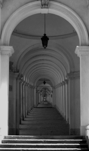 Immagine con archi, prospettiva, bianconero, lampioni, portico, gradini, lampione, colonne, corridoio, pilastri