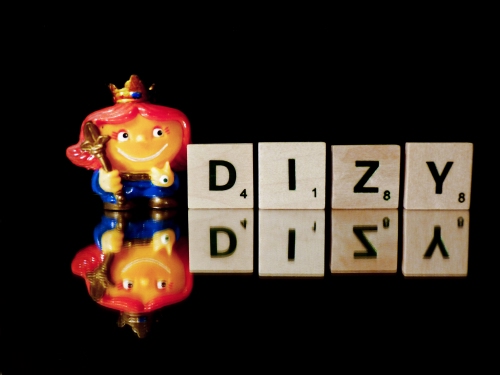 Immagine con lettere, riflesso, pupazzo, nero, dizy, legno, numeri, giocattolo, riflessi, quadrati, re, blu