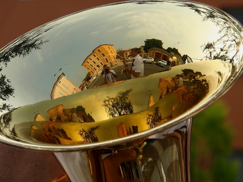Immagine con riflesso, musica, strumento, trombone, ottone, tromba, riflessi, musicista, fotografo, oro