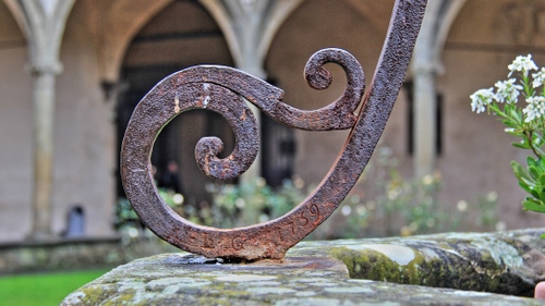 Immagine con ruggine, ferro, colonne, fiore, spirale, metallo, pozzo, bianco, archi, chiostro, data, spirali, pietra, fiori
