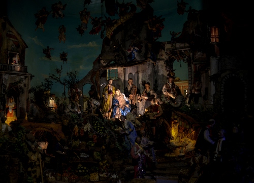 Immagine con presepe, madonna, natale, giuseppe, natività, statuine, statue, luci, personaggi, pastori, gesù, notte, presepio, famiglia
