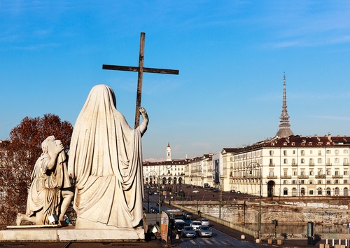 Immagine con croce, statue, torino, mole, palazzi, monumento, piazza