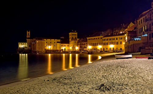 Immagine con mare, spiaggia, riflessi, luci, case, notturno, notte, barche, sabbia, borgo