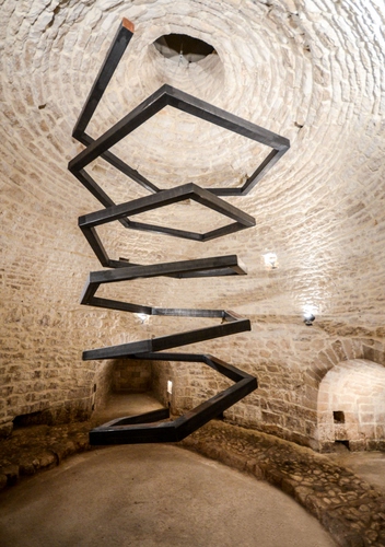 Immagine con spirale, mattoni, cupola, ferro, archi, cunicoli, cunicolo, geometrie, arte, scultura, pietre, foro, linee