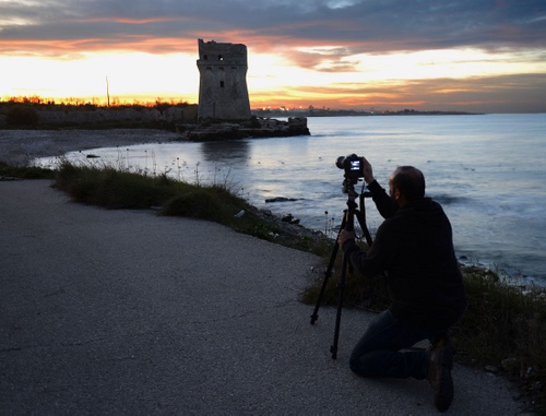 Immagine con torre, mare, fotografo, tramonto, cavalletto, controluce, acqua