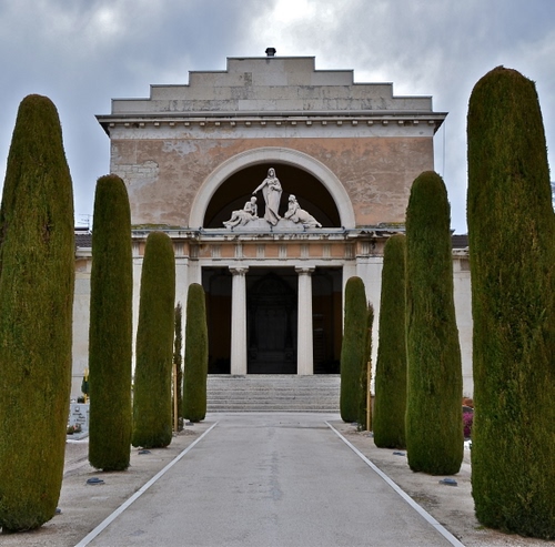Immagine con cimitero, statue, cipressi, colonne, alberi, viale, cappella, monumento, verde