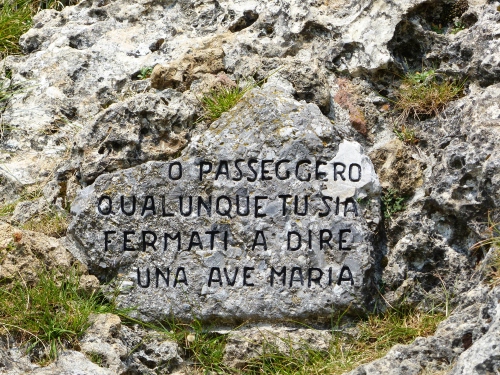 Immagine con pietra, roccia, incisione, scritta, erba, rocce, frase, parole, massima, lettere, lapide