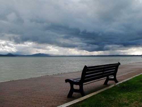Immagine con nuvole, panchina, mare, cielo, acqua, verde, maltempo, montagne, lago, panorama, orizzonte, erba, lungomare, prato