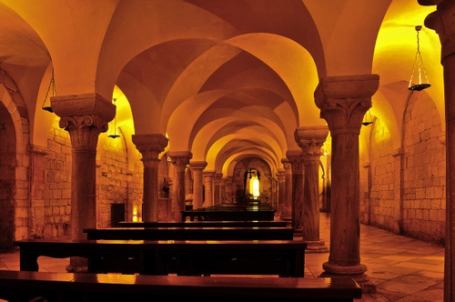 Immagine con colonne, chiesa, archi, panche, luci, cripta, banchi, panchine, interno