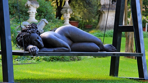 Immagine con statua, donna, verde, altalena, scultura, nudo, panca, prato, giardino