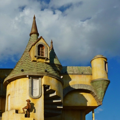 Immagine con abbaino, scala, cielo, torre, tetto, statua, nuvole, scale, castello, finestra, finestre, punta