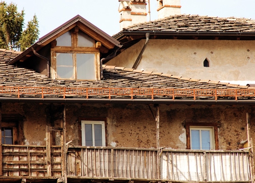 Immagine con abbaino, tetto, finestre, tegole, tetti, ringhiera, casa, balconi, balcone