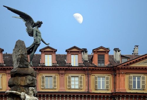 Immagine con luna, angelo, abbaini, finestre, statua, ali, cielo, tetto