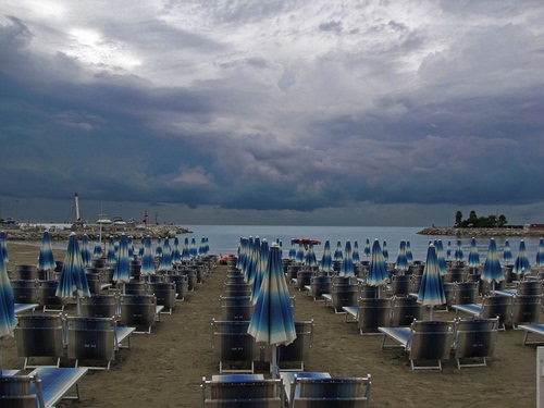 Immagine con spiaggia, ombrelloni, mare, nuvole, sdraio, sabbia, blu, cielo