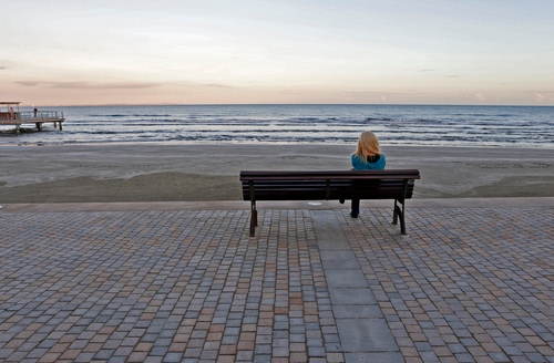 Immagine con mare, panchina, spiaggia, donna, sabbia, onde, cielo, silenzio, persona