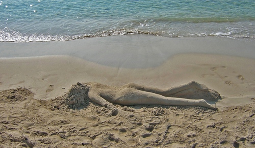 Immagine con sabbia, mare, spiaggia, donna, acqua, scultura, statua, gambe