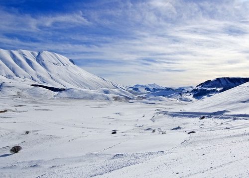 Immagine con neve, nuvole, inverno, bianco, cielo, montagna, montagne, monti, panorama