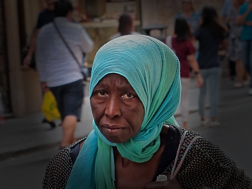 Immagine con donna, occhi, verde, velo, sfocato, ritratto, foulard, naso, volto