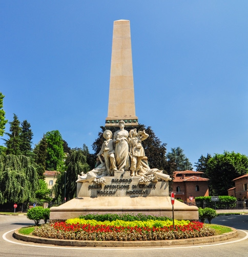 Immagine con monumento, aiuola, obelisco, alberi, statue, fiori