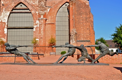 Immagine con monumento, fune, tiro, archi, vetrate, statue, statua, corda, piazza