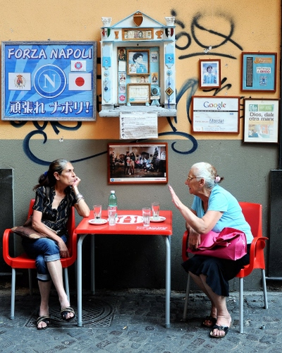 Immagine con sedie, donne, tavolino, tavolo, due, rosso, bicchieri, foto, bar