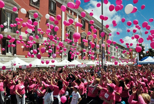 Immagine con rosa, donne, palloncini, folla, cielo, manifestazione, palloni, case, bianco, cappelli