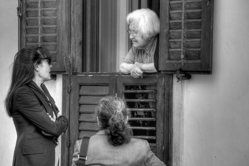 Immagine con finestra, donne, tre, persiane, bianconero, persone, chiacchiere