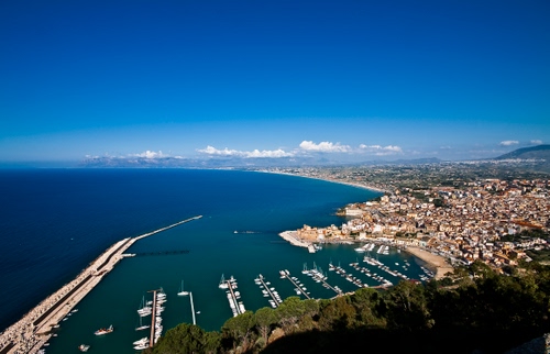 Immagine con cielo, barche, porto, nuvole, mare, città, panorama, azzurro, molo, acqua, case, paesaggio, alberi, costa, blu, imbarcazioni, moli