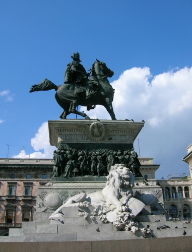 Immagine con leone, cavallo, monumento, nuvole, cielo, statua, marmo, cavaliere, piazza, azzurro, finestre, bianco, bronzo, scultura, equestre, palazzo, case, gradini, bassorilievo