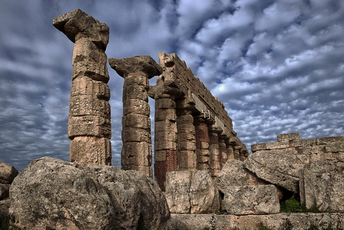 Immagine con colonne, nuvole, rovine, ruderi, tempio, pietre, cielo, sassi