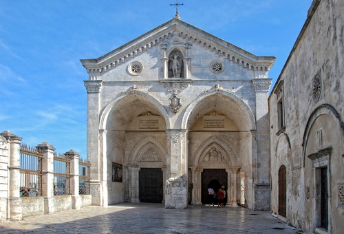Immagine con chiesa, archi, statua, portoni, croce, colonne, porte, cielo, pilastri, bianco, portali, azzurro, nuvole, facciata, statue, ringhiera