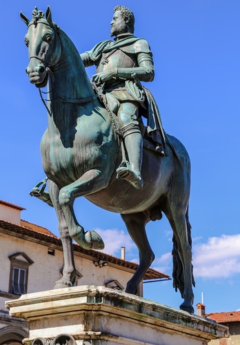 Immagine con statua, cavallo, cielo, bronzo, piedistallo, monumento, azzurro, nuvole, scultura, equestre, cavaliere, case, quadrupede, condottiero, finestre, palazzo, zampe