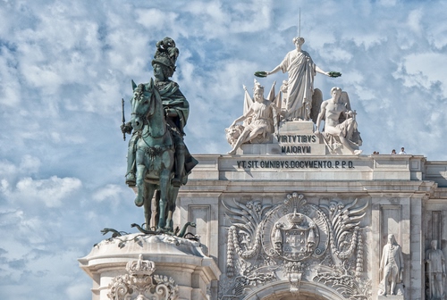 Immagine con monumento, cavallo, nuvole, statue, cielo, cavaliere, statua, equestre