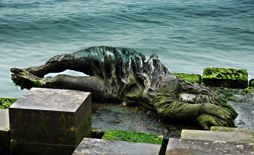 Immagine con acqua, statua, mare, donna, monumento, verde, muschio, bronzo, scultura, alghe, banchina, pietre, venezia, cubo