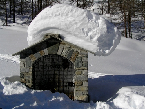 Immagine con neve, alberi, edicola, bianco, inverno, tetto, montagna, ombra