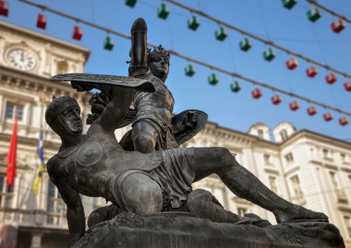 Immagine con statue, due, scudo, monumento, torino, bandiere, elmo, guerrieri, cielo, statua, orologio