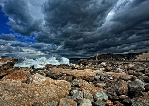 Immagine con cielo, mare, nuvole, scogli, onde, pietre, rocce, maltempo, sassi, nuvoloni, scogliera, burrasca, massi, tempesta, tempestoso, acqua, onda, blu, panorama
