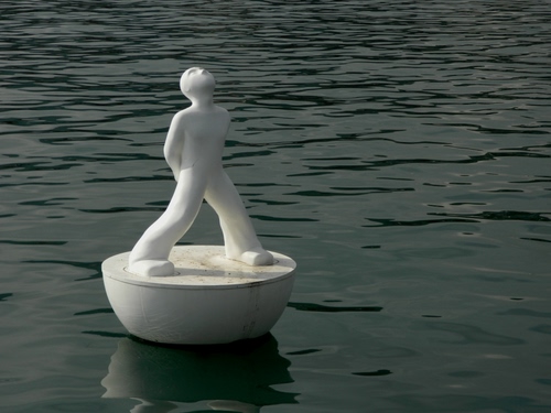 Immagine con acqua, statua, bianco, scultura, lago, bianca, riflesso, uomo, fontana, onde, cammina, fiume, marmo, mare, semisfera